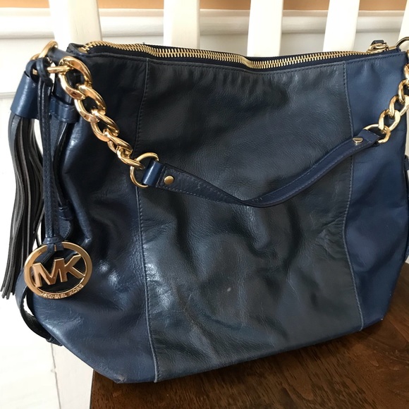 Michael Kors Devon Shoulder Bag - Picture 4 of 7